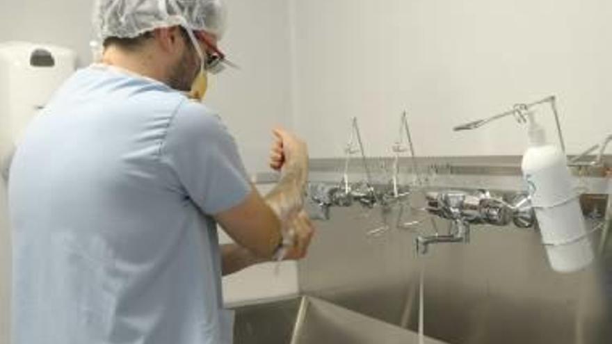 Un cirurgià es renta abans d&#039;entrar a quiròfan