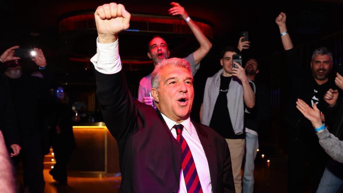 Joan Laporta, otra vez presidente del Barça, llega a Luz de Gas para disfrutar de su amplia victoria en las urnas.