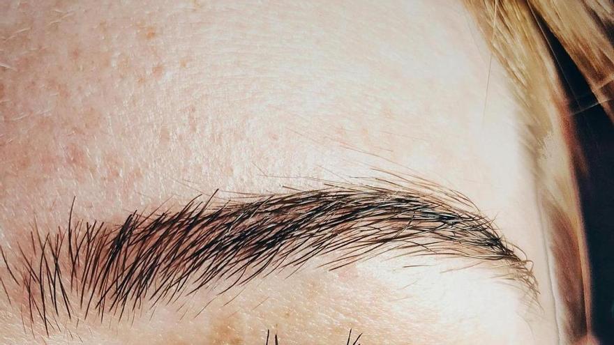 ¿Pestañas más largas… o más riesgos? La advertencia científica sobre algunos sérums