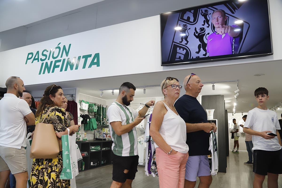 Las nuevas camisetas del Córdoba CF a la venta, en imágenes