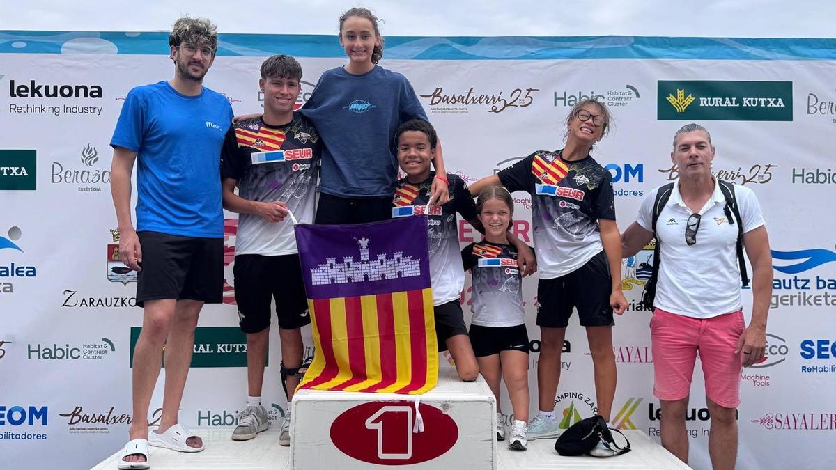 Los participantes del Campeonato de España de Aguas Abiertas posan en el podio.