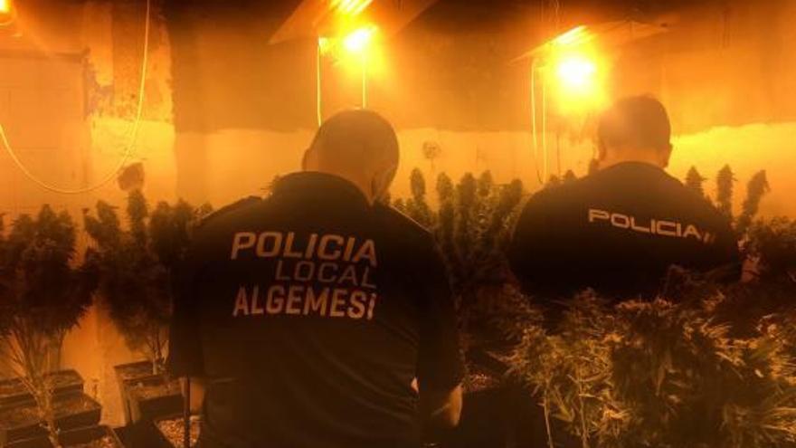 Dos agentes, durante la operación realizada en Algemesí.