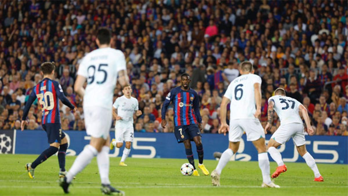 Dembélé juega el balón en un abarrotado Camp Nou