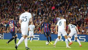 Dembélé juega el balón en un abarrotado Camp Nou