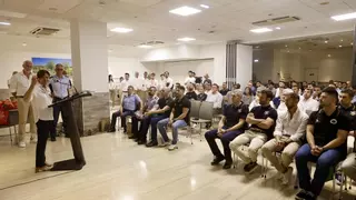 Los pilotos del Festival Aéreo aterrizan con honores en Gijón: "Habrá que brindar con sidra asturiana"