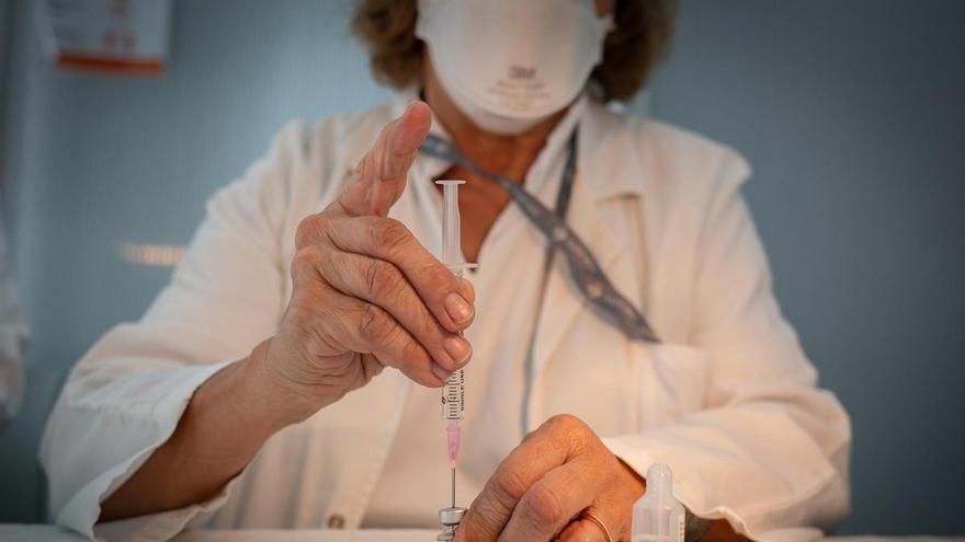 España invierte 429 millones en formar enfermeras especialistas que no pueden ejercer por falta de plazas: 