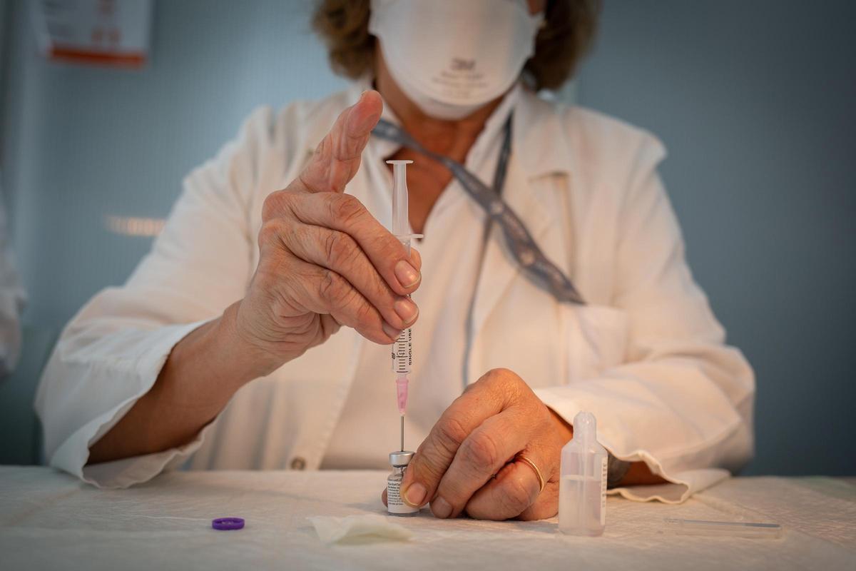 Una enfermera prepara una vacuna en una foto de archivo de Europa Press.