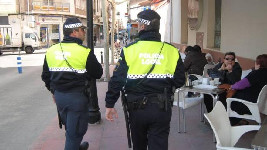 Agentes de Novelda patrullando a pie la zona comercial.