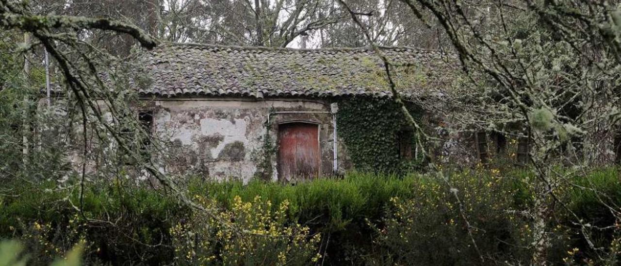 Las dos casas de Ouzamerxe aparecen sin vida. // Bernabé/Javier Lalín