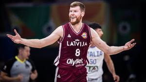 Davis Bertans, en un partido con Letonia en el pasado Mundial