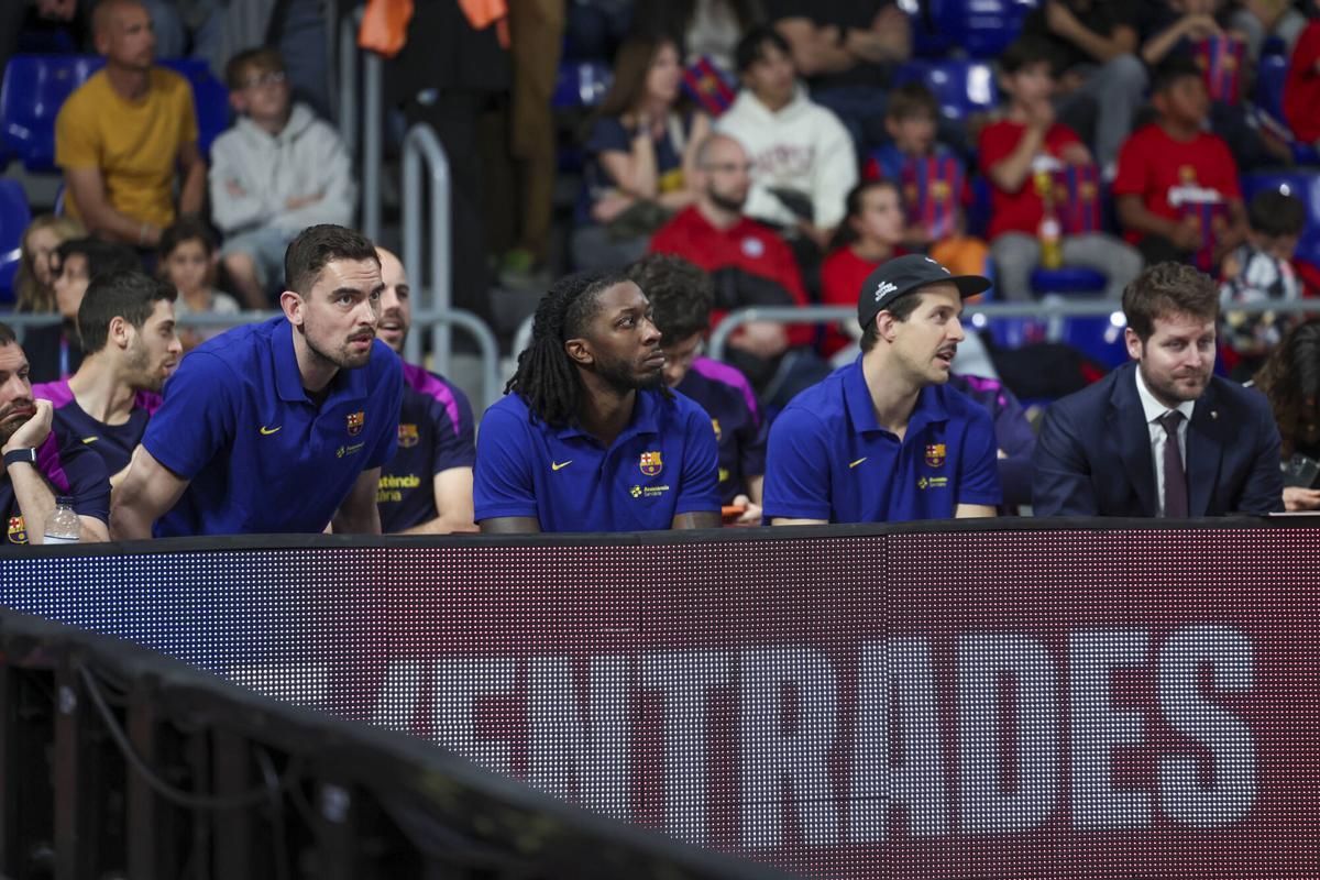 Tomas Satoransky, junto a Myles Cale y Nicolás Laprovittola, al lado del banquillo azulgrana en el Barça-Surne Bilbao del pasado domingo.
