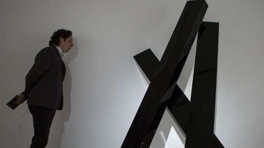 Carlos Cuadros, director del Centro Niemeyer, contempla la escultura de Herminio &quot;R-19&quot; en la inauguración de &quot;Líneas&quot;.