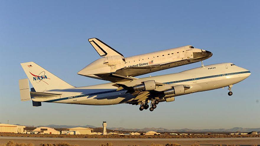 El transbordador Endeavour es trasladado desde California, EEUU, el 10 de diciembre de 2008, al centro espacial Kennedy de Florida, a bordo de un Boeing 747 de la NASA adapatado.