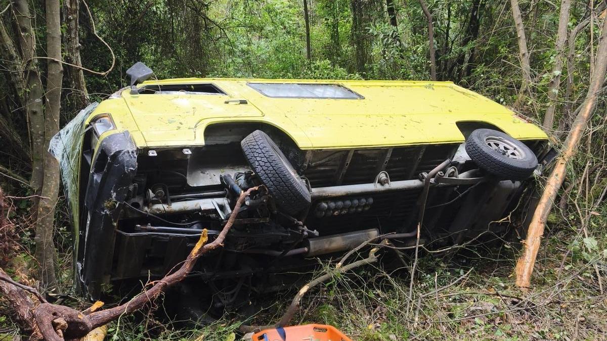 La furgoneta accidentada en Ribadesella.