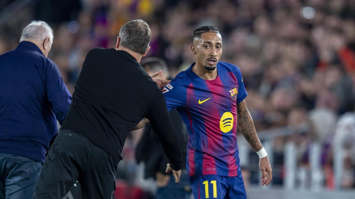 Raphinha felicitado por Flick tras sustituirle durante el partido contra el Alavés en el Camp Nou