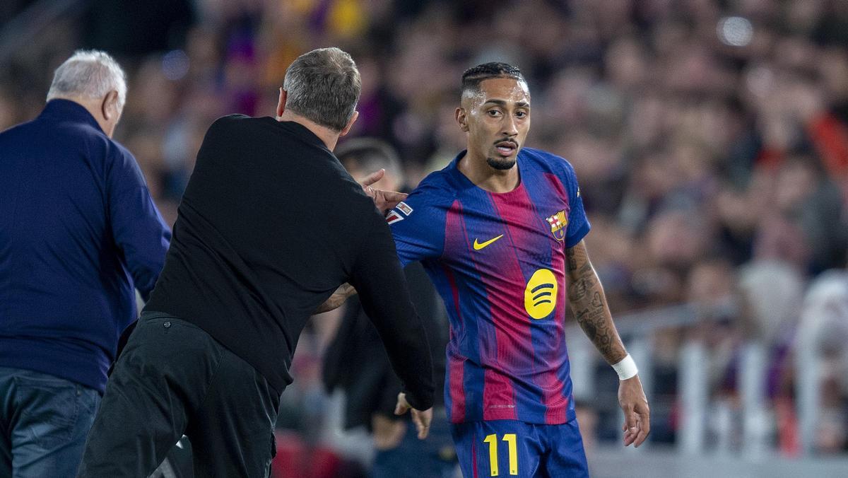 Barcelona. 29.11.2025. DeportesRaphinha felicitado por Flick tras sustituirle durante el partido contra el Alavés en el Camp Nou