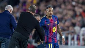 Barcelona. 29.11.2025. DeportesRaphinha felicitado por Flick tras sustituirle durante el partido contra el Alavés en el Camp Nou