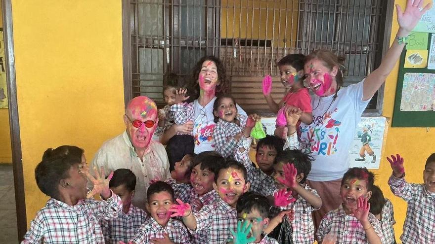 La directora del CEIP Cronista Rey Díaz de Córdoba, atrapada en la India tras un voluntariado solidario