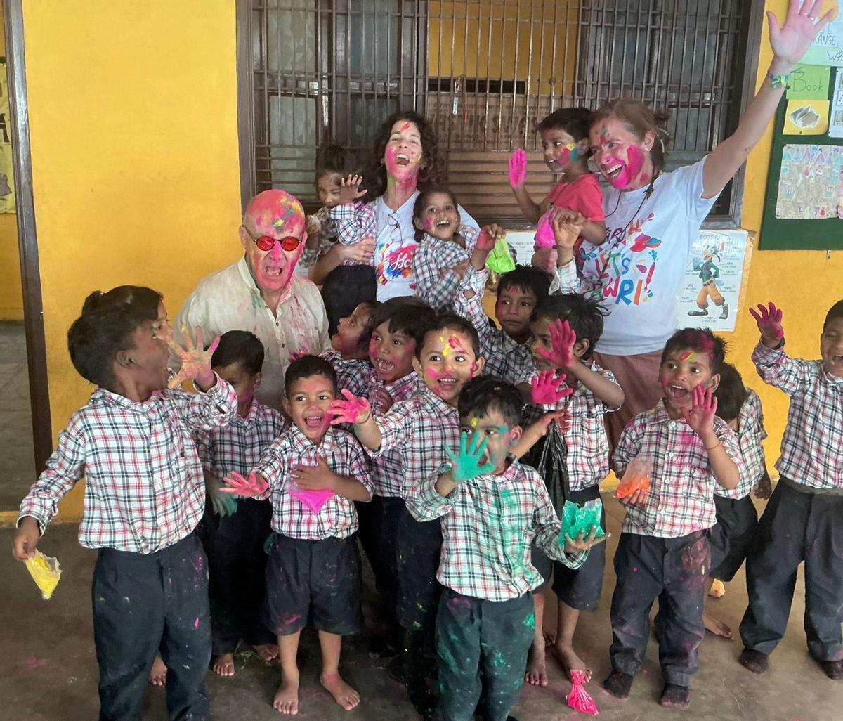 Abigail y Noemí durante su voluntariado en la India.