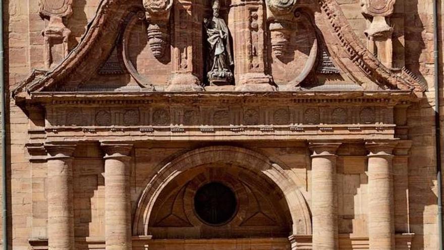 La plaza del Ayuntamiento, ayer, con la iglesia de San Isidoro al fondo.