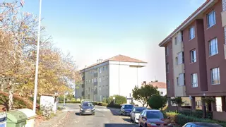 Herida una mujer en Teo al intentar frenar, desde el exterior, la caída por una pendiente de su coche