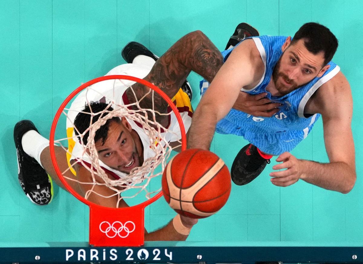 El pivot español Willy Hernangómez pugna con el griego Georgios Papagiannis bajo el aro durante los Juegos Olímpicos de Paris 2024