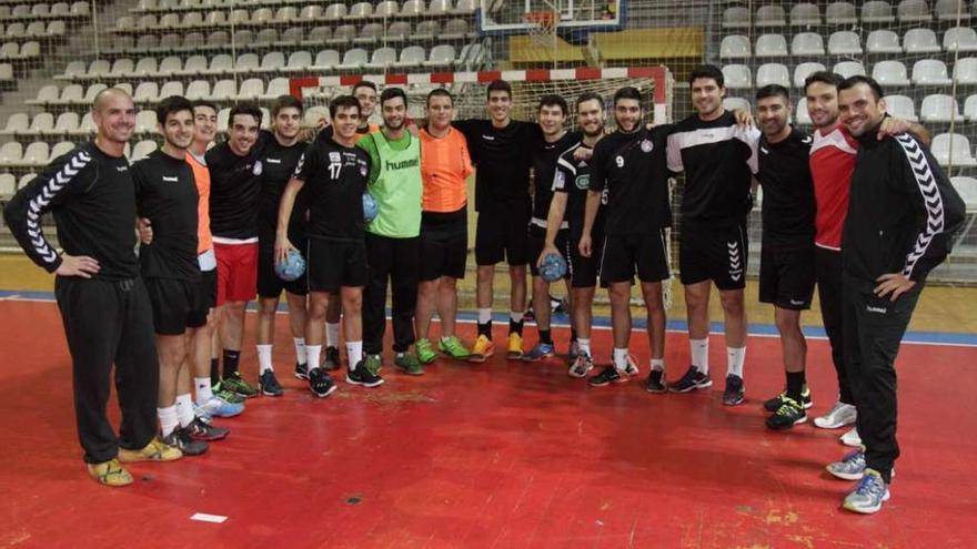 Jugadores y técnicos del Academia Octavio, ayer en As Travesas. // José Lores