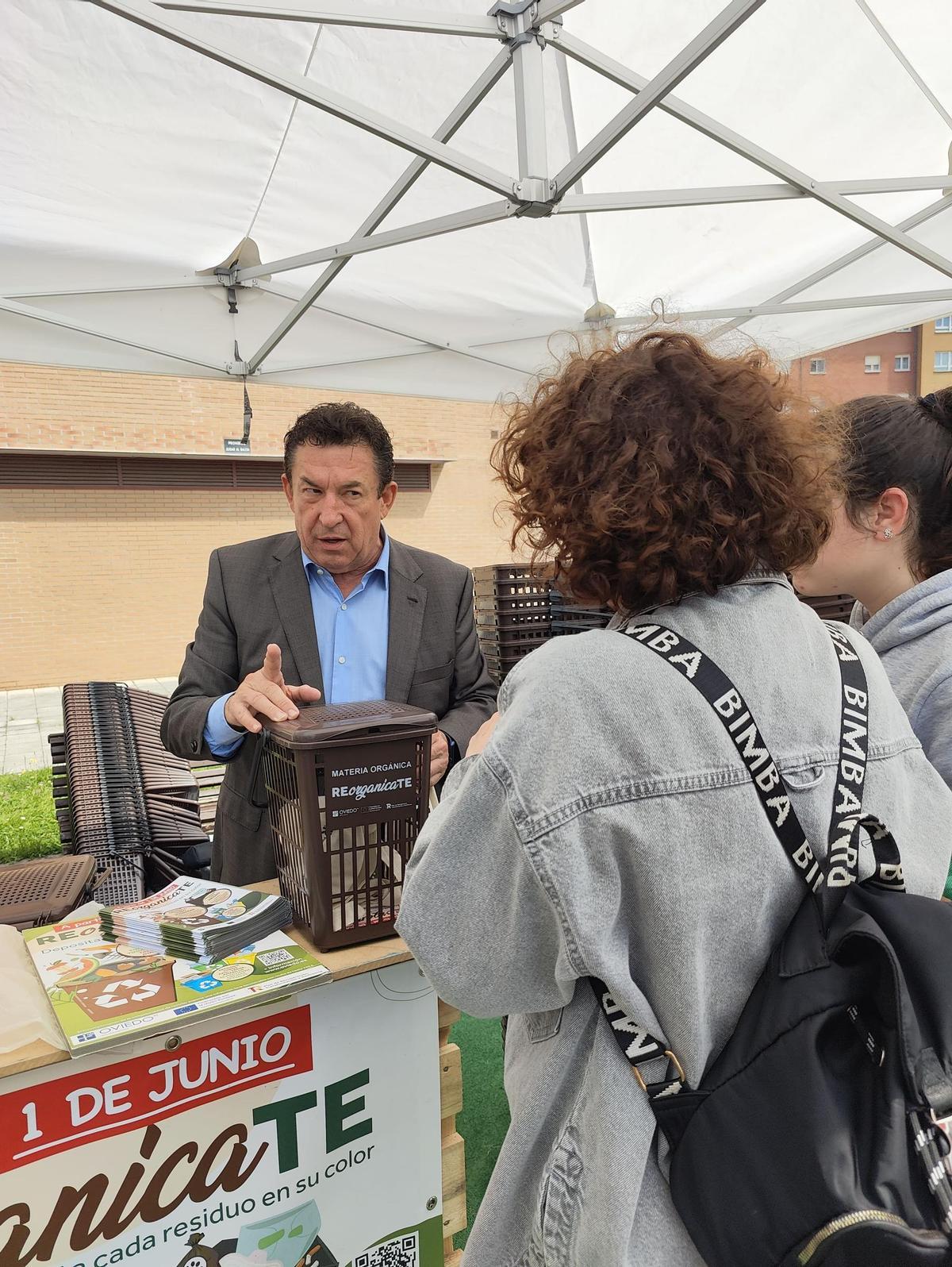 José Ramón Pando, concejal de gobierno de Licencias y disciplina urbanística, y servicios básicos del Ayuntamiento de Ovied, en un stand de la pasada campaña informando a los ciudadanos.