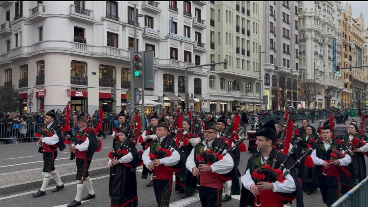 Miembros de la Banda de Gaites de Corvera, en la Gran Vía de Madrid.
