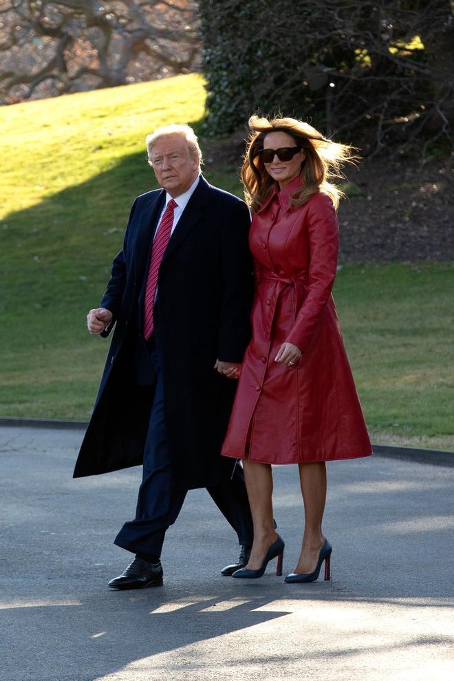 Melania Trump con abrigo de cuero rojo de Les Rêveries