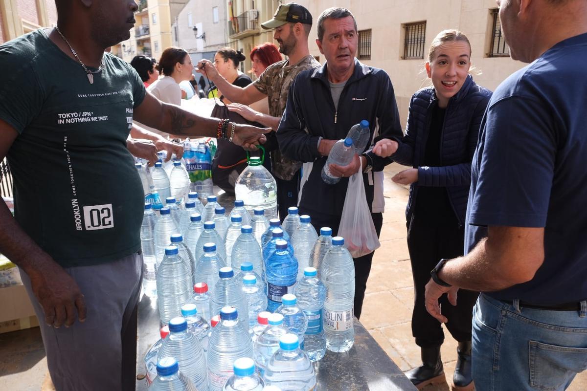 Así está siendo el reparto de agua y alimentos en Chiva