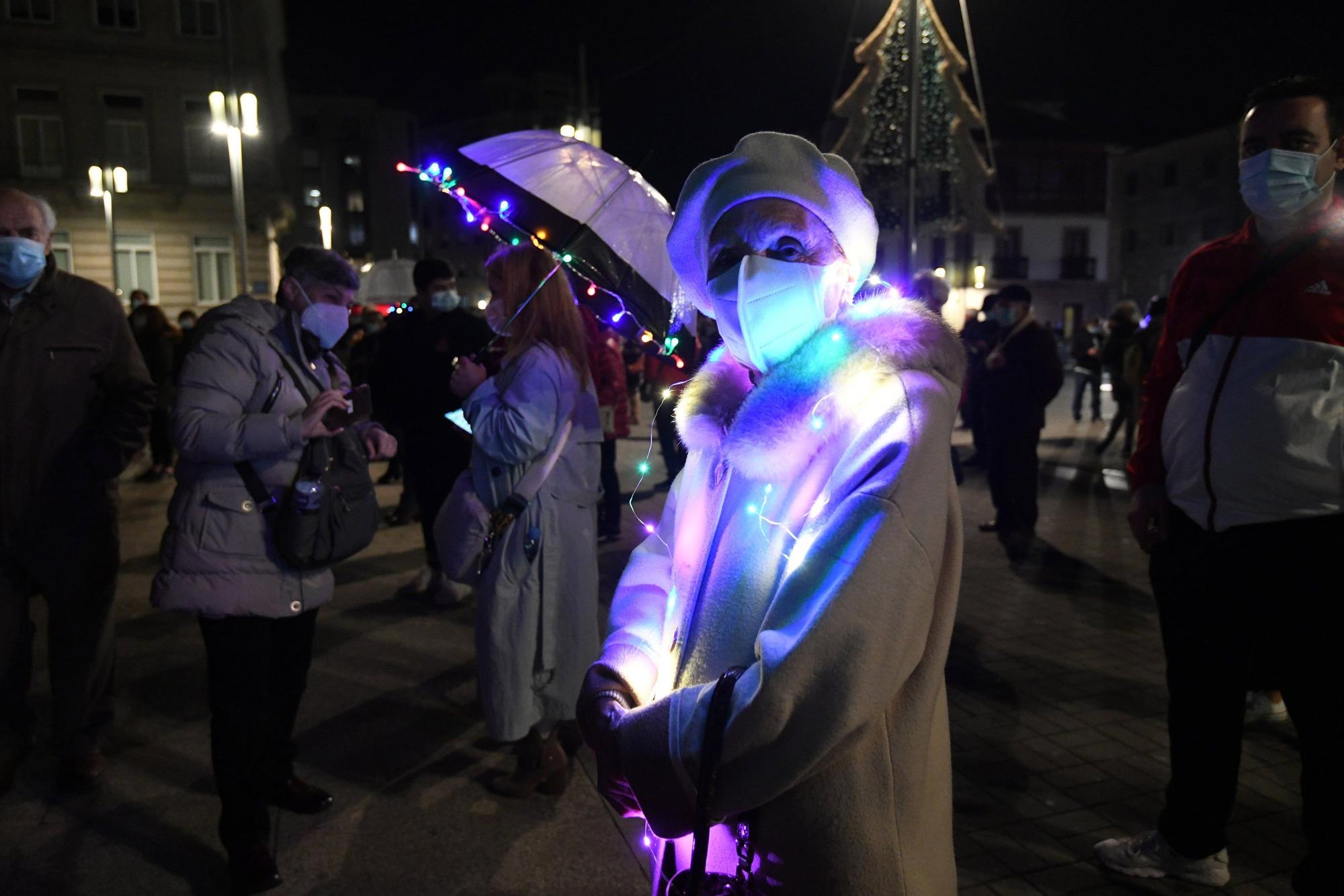 Los asistentes a la concentración luminosa en defensa de la sanidad pública