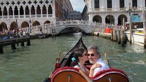 Macchiarini, en compañía de la productora de televisión Benita Alexander, en Venecia, en una foto divulgada por ella misma.