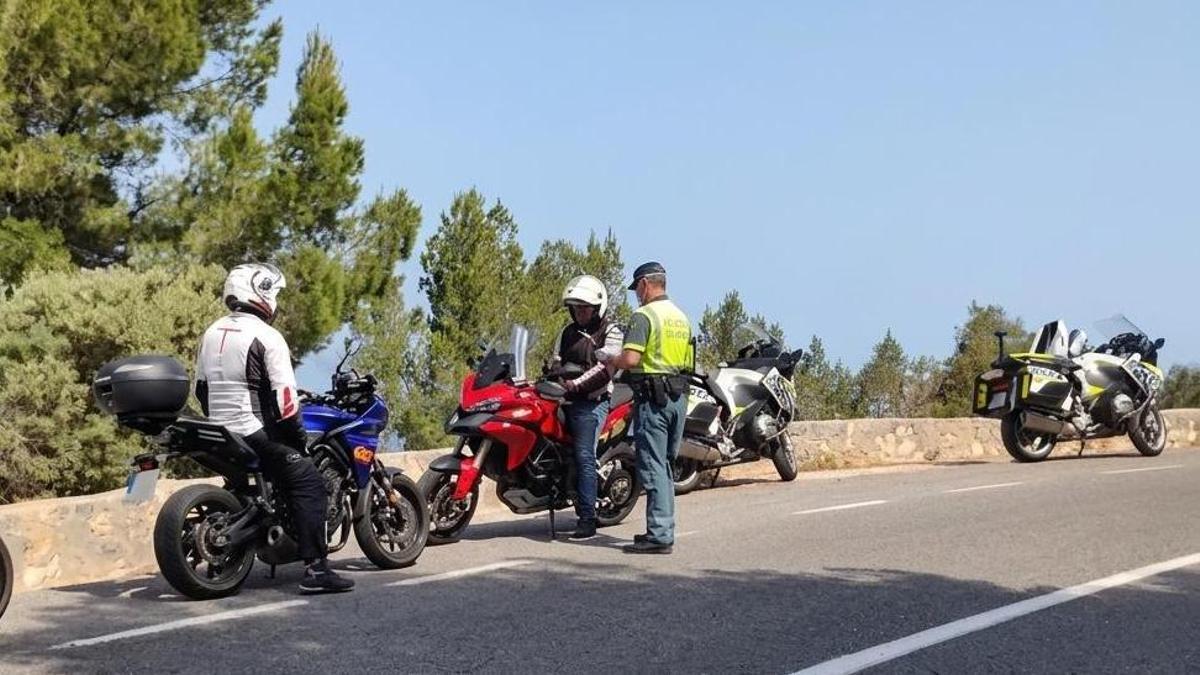 Un agente de tráfico controla a varios motoristas en la carretera de la Serra de Tramuntana.