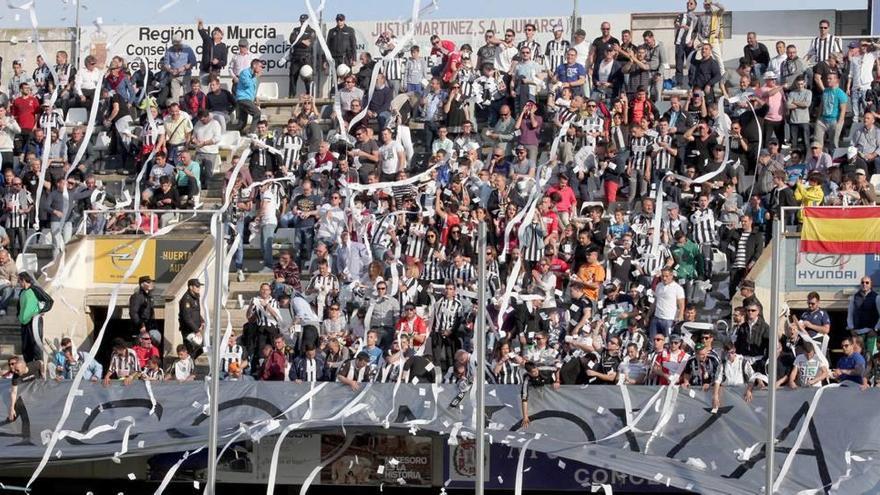 Gran afluencia de público en  las gradas en el derbi ante el Real Murcia, que dejaron cerca de 90.000 euros en taquilla.