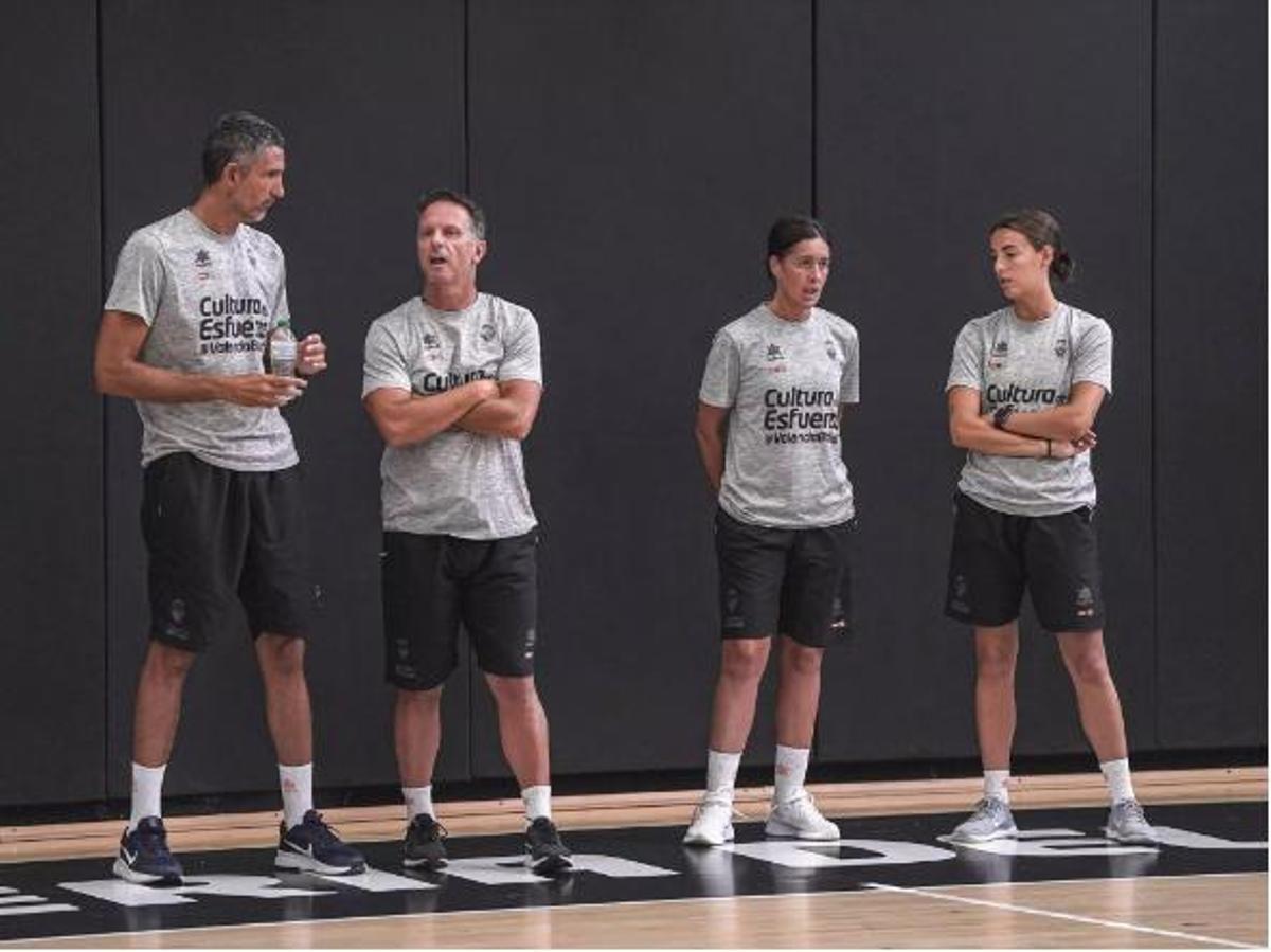 Gloria Estopà, junto a Rubén Burgos, Roberto Hernández y Marta Sorlí, en una pista de L'Alqueria del Basket.
