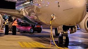 Un cotxe queda atrapat sota un avió a l’aeroport de Barcelona - el Prat