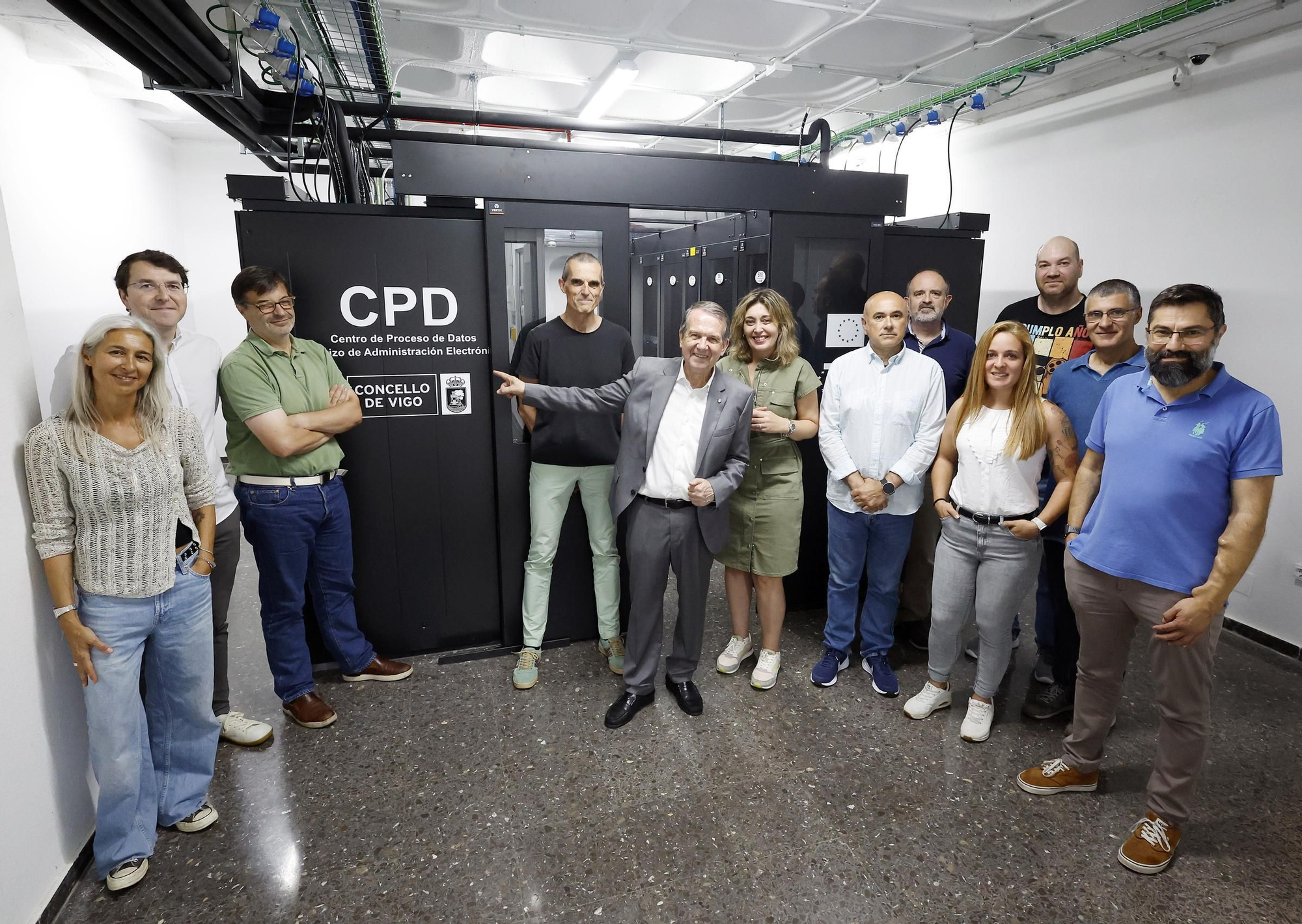 Francisco Mourelle (3i.) con Abel Caballero, la concejala Patricia Rodríguez (6i.) y el equipo técnico del Concello en la sala del Centro de Procesamiento de Datos, con capacidad para almacenar 2,5 millones de GB