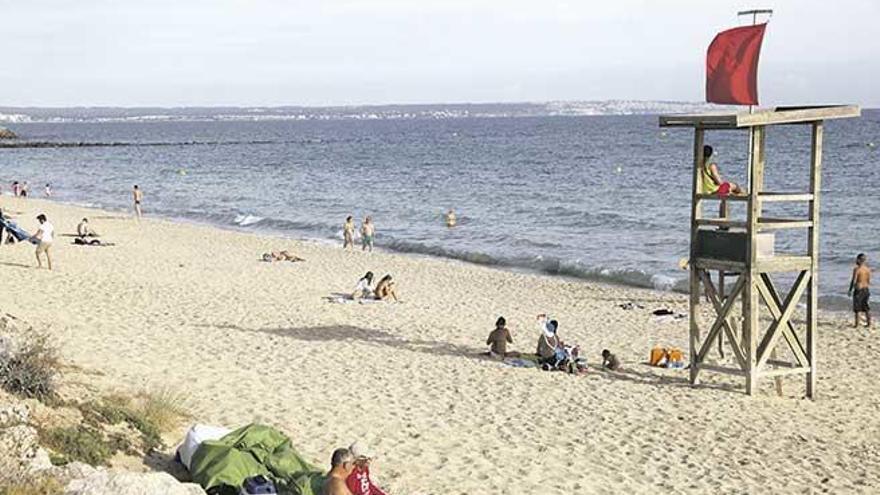 Leider ein häufiges Bild: Badeverbot an den Stadtstränden von Palma de Mallorca.