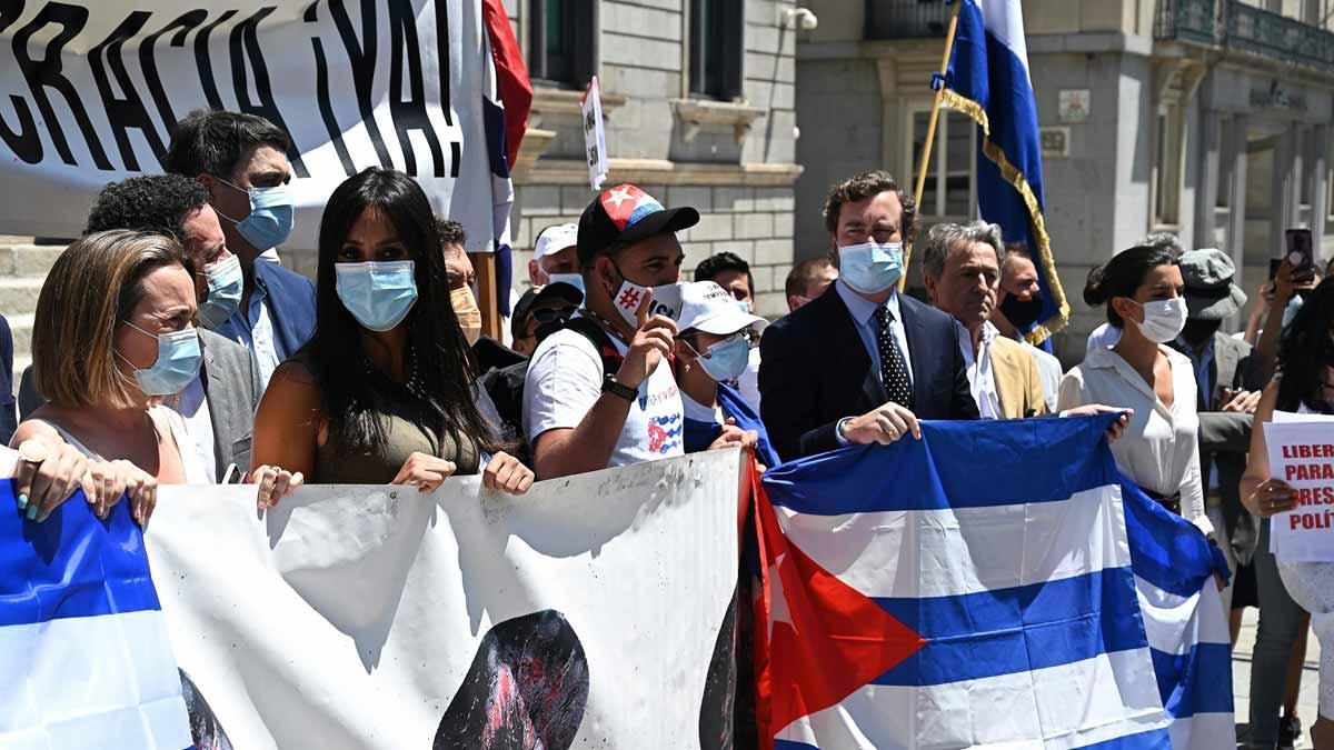 Diputados de diferentes formaciones asisten a la concentración celebrada el lunes frente a las puertas del Congreso para exhortar al gobierno de Cuba a que no reprima de forma violenta manifestaciones pacíficas.