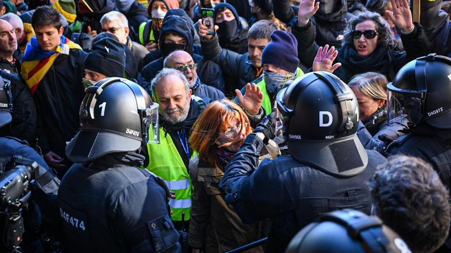 Tensión entre manifestantes y Mossos en la protesta por la cumbre Sánchez-Macron en Barcelona