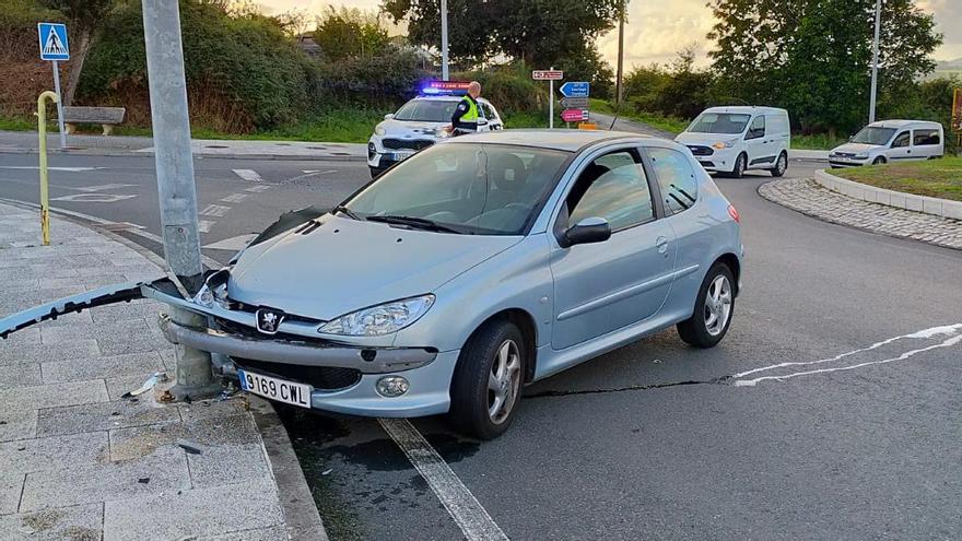 Un conductora colisiona contra una farola de una rotonda de Lalín tras sufrir un mareo