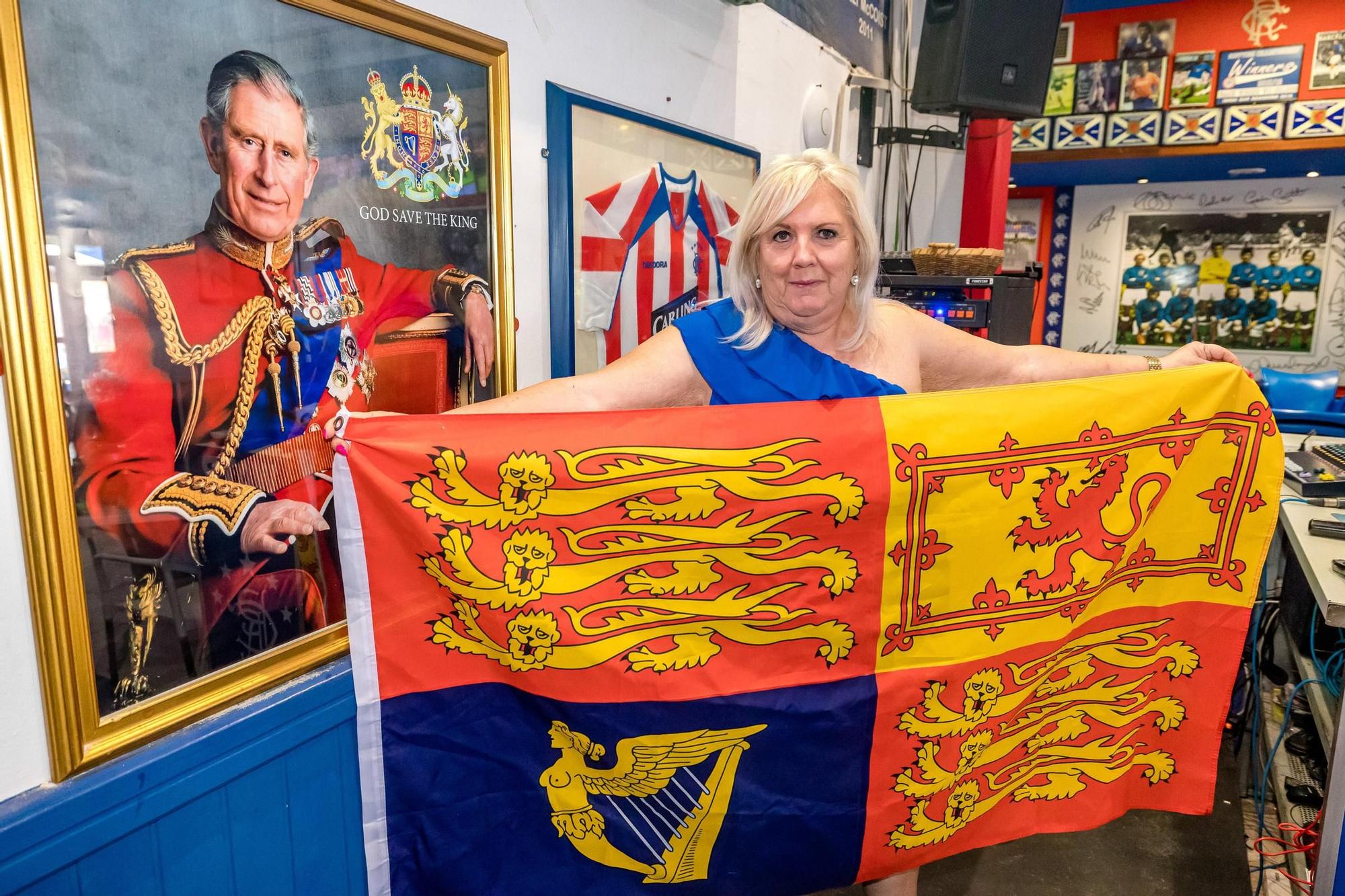 Las calles y terrazas de Benidorm llenas para celebrar la coronación de Carlos III