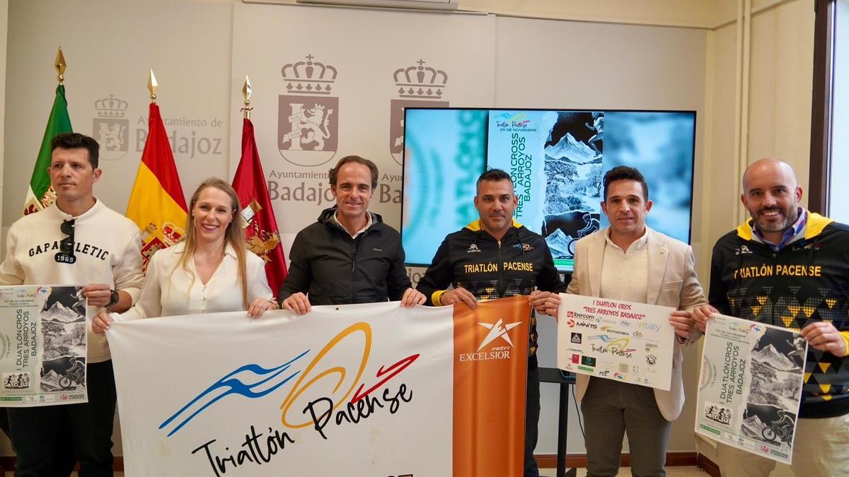 Componentes del Club Triatlón Pacense y representantes institucionales durante la presentación de la prueba.
