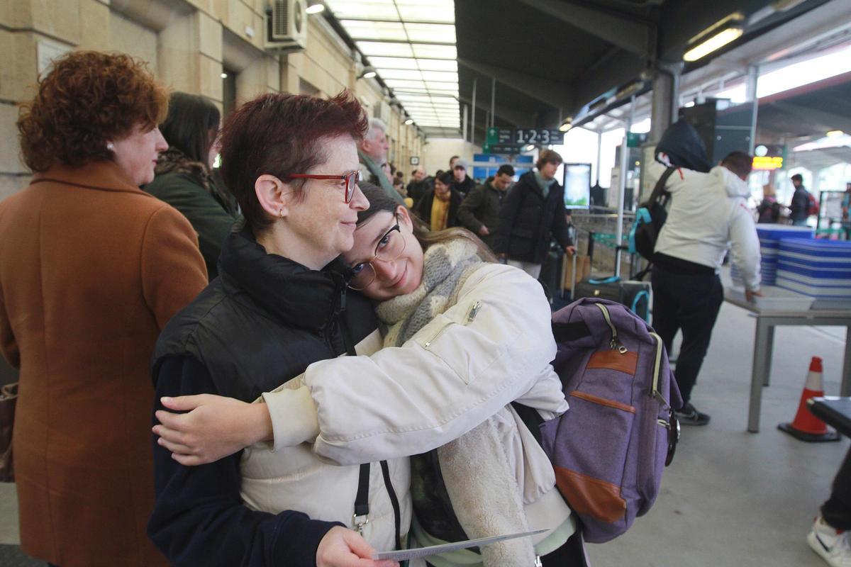 Alba, que estudia Interpretación en Madrid, dice adiós con un abrazo a su madre Ana Isabel, justo antes de subirse al tren.