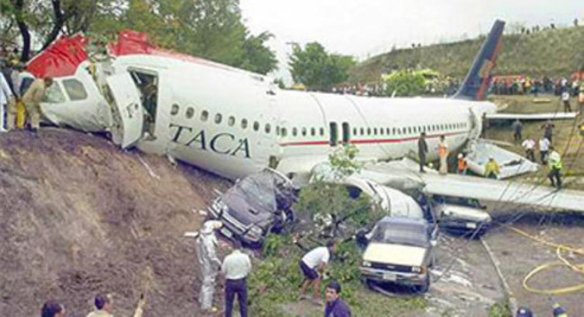 Foto d’arxiu. Estat en què va quedar l’avió de TACA al sortir de la pista el 30 de maig del 2008.