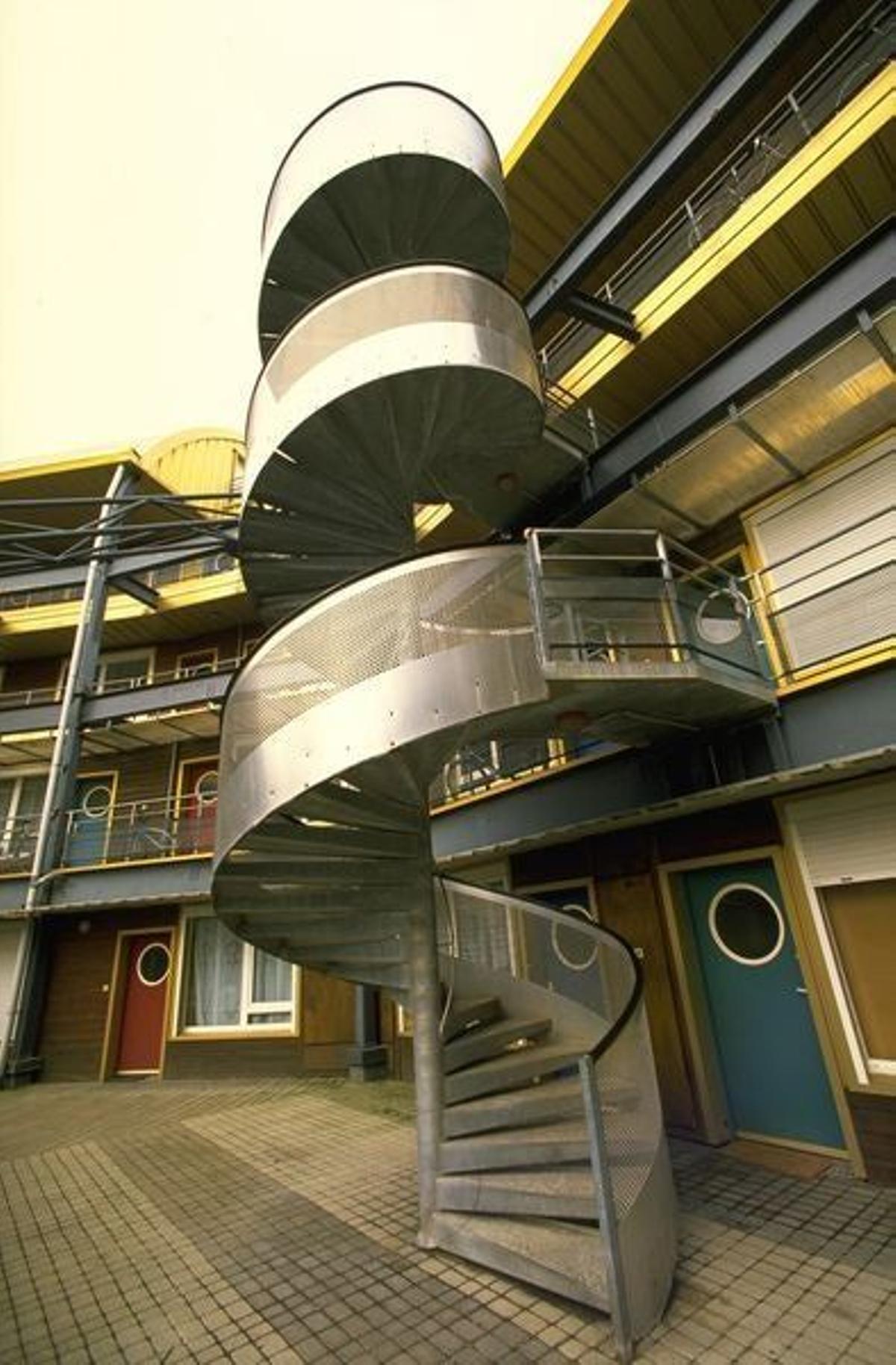 Escalera en forma de caracol en la residencia Chronos