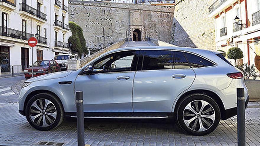 La silueta elegante y dinámica del QEC ante el portal de ses Taules en Dalt Vila