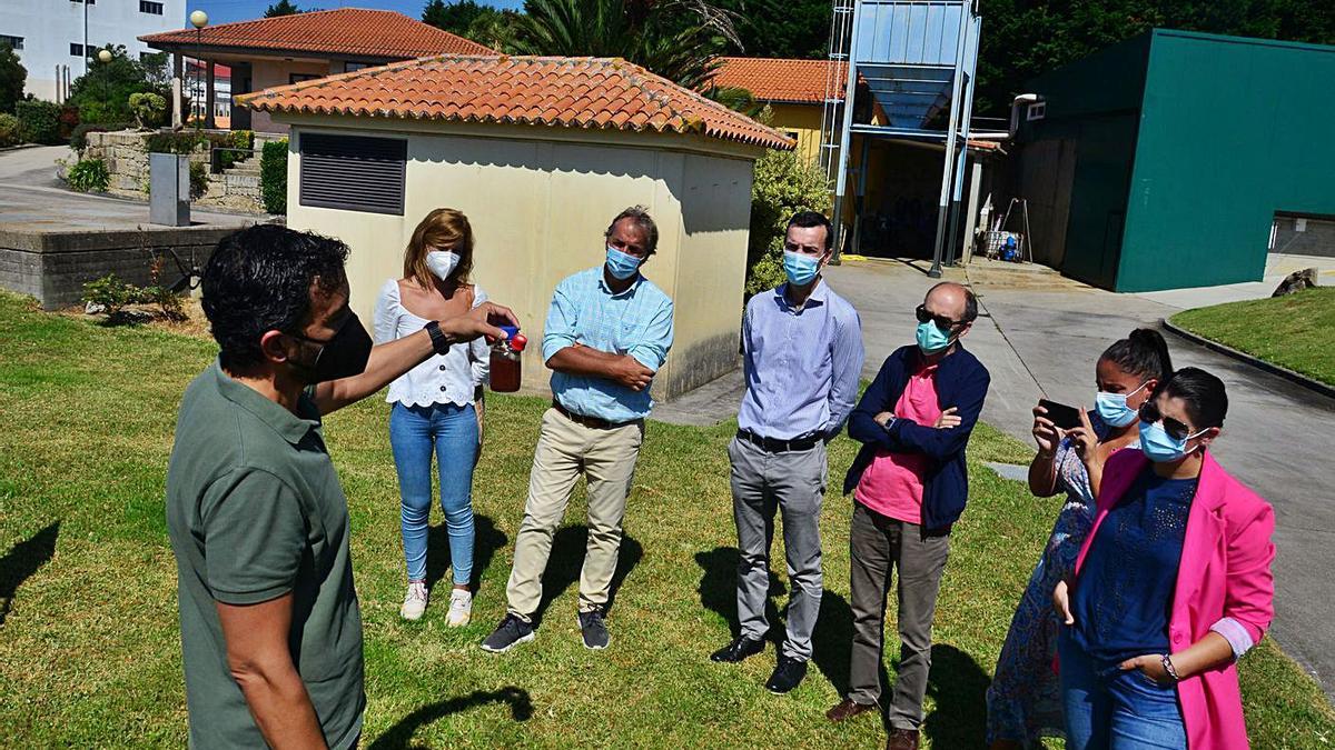 Vázquez Padín, durante la explicación, al grupo (de izda. a dcha.): Sara Regueira, David Soneira, Manuel Viñas, Odilo Barreiro, Marta Freoire y Leticia Santos, en la depuradora de O Latón. |   // GONZALO NÚÑEZ