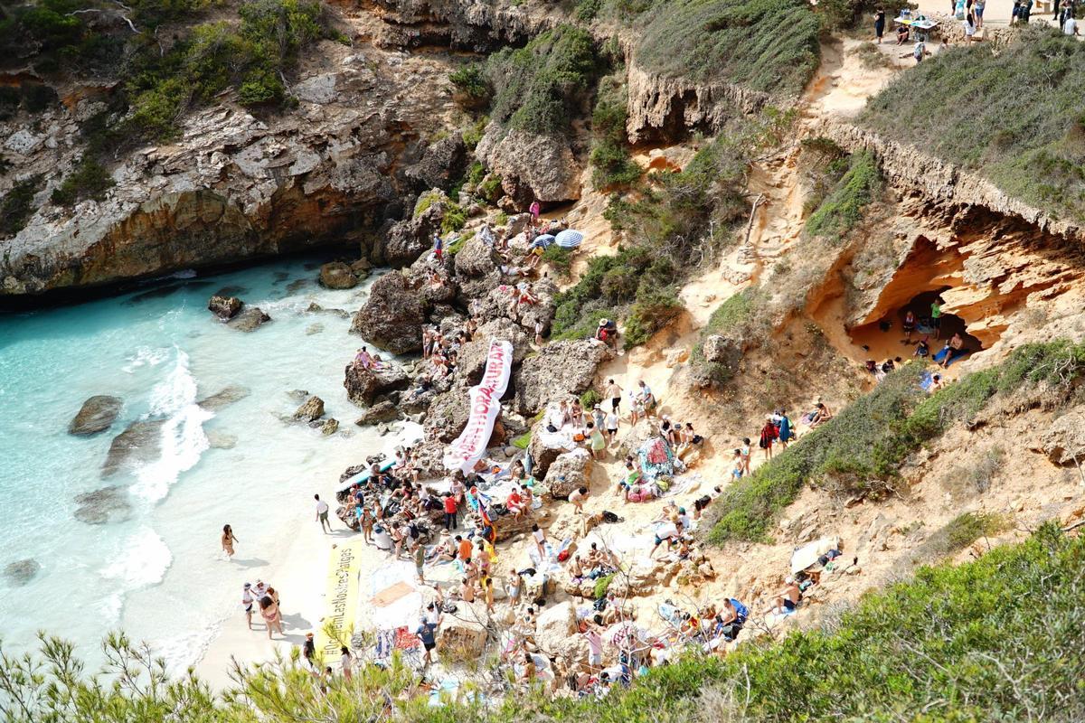 Los mallorquines 'recuperan' el Caló des Moro